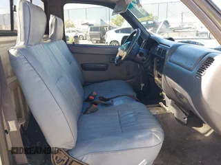 1998 Toyota Tacoma with VIN 4TANL42NXWZ117050, listed as a IAAI auction lot 41872096 with 333,863 mi miles. Bid and sale history available at carsss.com. Image 5.