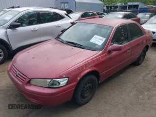 1997 Toyota Camry LE z VIN 4T1BG22K3VU090917, wystawiony jako IAAI lot #42174600 z przebiegiem 213 850 mil mil oraz . Historia ofert i sprzedaży dostępna na DreamBid. Obrazek 2.