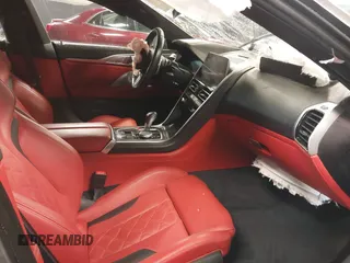 2022 BMW M8 Competition z VIN WBSGV0C04NCH71560, wystawiony jako IAAI lot #41542278 z przebiegiem 28 117 mil mil oraz . Historia ofert i sprzedaży dostępna na DreamBid. Obrazek 5.