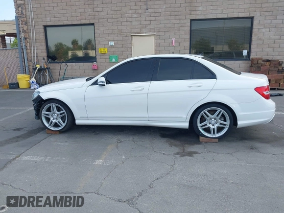 2013 Mercedes-Benz C 300 Sport z VIN WDDGF8AB0DA779904, wystawiony jako IAAI lot #42278212 z przebiegiem 156 354 mil mil oraz . Historia ofert i sprzedaży dostępna na DreamBid. Obrazek 15.