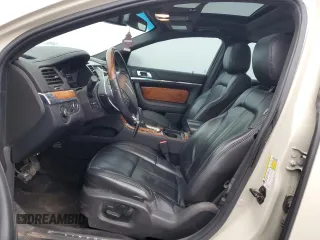 2014 Lincoln MKS EcoBoost с VIN 1LNHL9FT7EG601089, выставлен на аукционе Copart как лот 49483605 с пробегом 121 709 миль миль и Списание • Salvage title. История ставок и продаж доступна на DreamBid. Изображение 7.