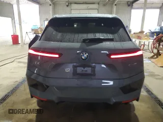 2024 BMW iX xDrive50 z VIN WB523CF0XRCP21815, wystawiony jako Copart lot #51520885 z przebiegiem 6 664 mil mil oraz Szkoda całkowita • Salvage title. Historia ofert i sprzedaży dostępna na DreamBid. Obrazek 6.