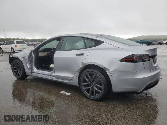 2024 Tesla Model S z VIN 5YJSA1E53RF542174, wystawiony jako Copart lot #55063885 z przebiegiem 4 751 mil mil oraz Szkoda całkowita • Salvage title. Historia ofert i sprzedaży dostępna na DreamBid. Obrazek 2.