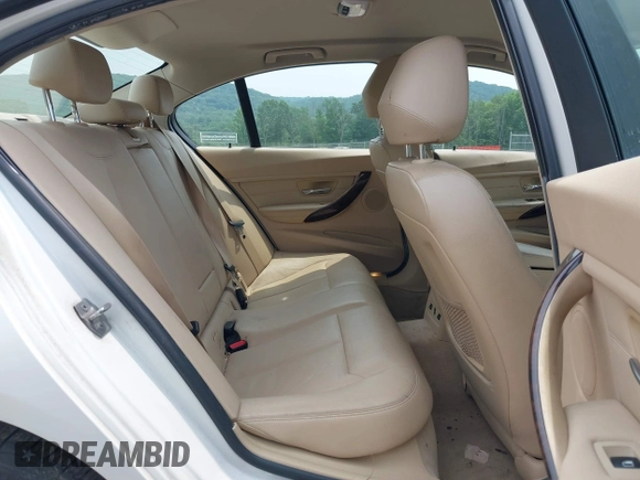 2015 BMW 3 Series 328i xDrive с VIN WBA3B5G55FNS17395, выставлен на аукционе IAAI как лот 42511002 с пробегом 228 228 миль миль и . История ставок и продаж доступна на DreamBid. Изображение 8.