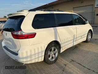 2015 Toyota Sienna LE AAS z VIN 5TDKK3DC5FS679407, wystawiony jako Copart lot #60572255 z przebiegiem 71 303 mil mil oraz Szkoda całkowita • Salvage title. Historia ofert i sprzedaży dostępna na DreamBid. Obrazek 4.