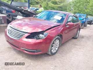 2011 Chrysler 200 Touring z VIN 1C3BC1FB4BN569474, wystawiony jako IAAI lot #42329937 z przebiegiem 160 695 mil mil oraz . Historia ofert i sprzedaży dostępna na DreamBid. Obrazek 2.