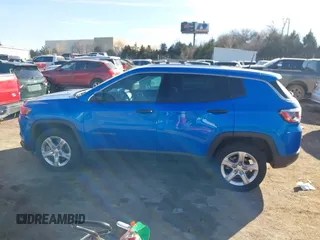 2023 Jeep Compass Sport z VIN 3C4NJDAN6PT548943, wystawiony jako IAAI lot #41631738 z przebiegiem 29 139 mil mil oraz . Historia ofert i sprzedaży dostępna na DreamBid. Obrazek 14.