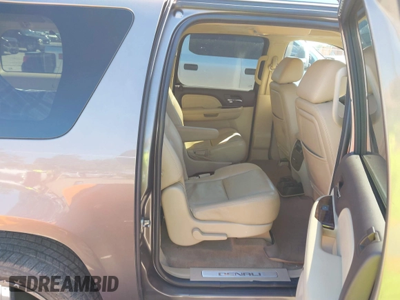 2011 GMC Yukon XL Denali with VIN 1GKS2MEF4BR280225, listed as a IAAI auction lot 41732220 with 121,684 mi miles. Bid and sale history available at carsss.com. Image 8.