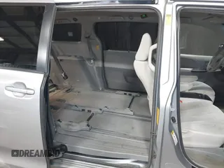 2014 Toyota Sienna LE AAS z VIN 5TDKK3DC5ES506503, wystawiony jako IAAI lot #42076671 z przebiegiem 320 016 mil mil oraz . Historia ofert i sprzedaży dostępna na DreamBid. Obrazek 8.