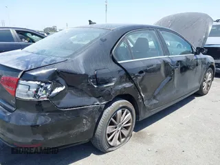 2015 Volkswagen Jetta SE z VIN 3VWD07AJ1FM284890, wystawiony jako IAAI lot #42328592 z przebiegiem 92 880 mil mil oraz . Historia ofert i sprzedaży dostępna na DreamBid. Obrazek 6.