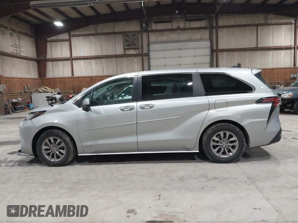 2021 Toyota Sienna XLE with VIN 5TDYRKEC8MS012536, listed as a IAAI auction lot 41690219 with 86,823 mi miles. Bid and sale history available at carsss.com. Image 14.