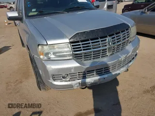 2011 Lincoln Navigator z VIN 5LMJJ2H56BEJ08330, wystawiony jako IAAI lot #41668494 z przebiegiem 266 944 mil mil oraz . Historia ofert i sprzedaży dostępna na DreamBid. Obrazek 12.