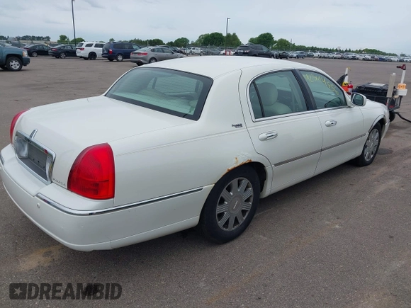 2005 Lincoln Town Car Signature Limited z VIN 1LNHM82W75Y640718, wystawiony jako IAAI lot #42344956 z przebiegiem 150 659 mil mil oraz . Historia ofert i sprzedaży dostępna na DreamBid. Obrazek 4.