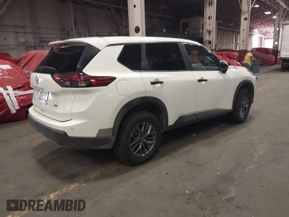 2024 Nissan Rogue S z VIN 5N1BT3AB2RC732834, wystawiony jako IAAI lot #42362033 z przebiegiem 6 642 mil mil oraz . Historia ofert i sprzedaży dostępna na DreamBid. Obrazek 4.