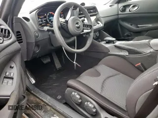 2024 Nissan Z Sport с VIN JN1BZ4AH2RM366304, выставлен на аукционе Copart как лот 53550385 с пробегом 789 миль миль и Списание • Salvage title. История ставок и продаж доступна на DreamBid. Изображение 8.