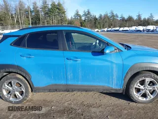2022 Hyundai Kona SEL z VIN KM8K6CAB3NU923125, wystawiony jako IAAI lot #41014092 z przebiegiem 16 697 mil mil oraz . Historia ofert i sprzedaży dostępna na DreamBid. Obrazek 12.