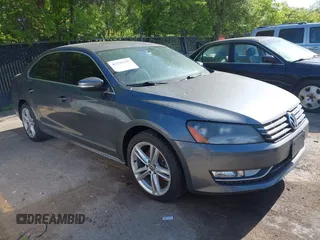 2014 Volkswagen Passat SEL Premium z VIN 1VWCN7A33EC021573, wystawiony jako IAAI lot #42195299 z przebiegiem 130 899 mil mil oraz . Historia ofert i sprzedaży dostępna na DreamBid. Obrazek 1.
