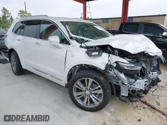 2024 Cadillac XT6 Premium Luxury z VIN 1GYKPERS5RZ741592, wystawiony jako IAAI lot #41327267 z przebiegiem 5 889 mil mil oraz . Historia ofert i sprzedaży dostępna na DreamBid. Obrazek 1.