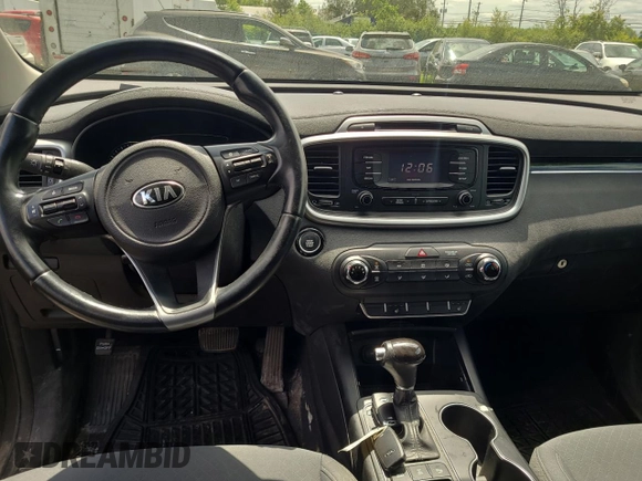 2016 Kia Sorento LX Turbo z VIN 5XYPGDA11GG055411, wystawiony jako Copart lot #61179755 z przebiegiem 185 629 mil mil oraz Czysty tytuł • Clean title. Historia ofert i sprzedaży dostępna na DreamBid. Obrazek 9.