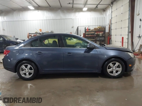 2014 Chevrolet Cruze 1LT z VIN 1G1PC5SB4E7175022, wystawiony jako IAAI lot #41563090 z przebiegiem 109 754 mil mil oraz . Historia ofert i sprzedaży dostępna na DreamBid. Obrazek 13.