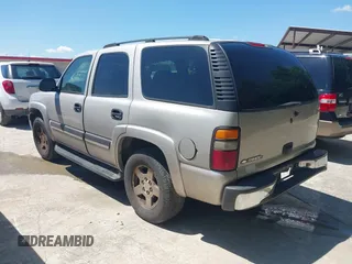 2004 Chevrolet Tahoe LS z VIN 1GNEC13V34J194198, wystawiony jako IAAI lot #42225110 z przebiegiem 359 257 mil mil oraz . Historia ofert i sprzedaży dostępna na DreamBid. Obrazek 3.