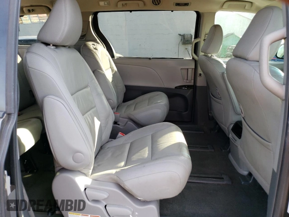 2017 Toyota Sienna XLE z VIN 5TDDZ3DC7HS163170, wystawiony jako Copart lot #86436534 z przebiegiem 84 446 mil mil oraz Szkoda całkowita • Salvage title. Historia ofert i sprzedaży dostępna na DreamBid. Obrazek 11.