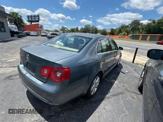2006 Volkswagen Jetta z VIN 3VWRG81K46M724245, wystawiony jako Copart lot #57293785 z przebiegiem 212 639 mil mil oraz Czysty tytuł • Clean title. Historia ofert i sprzedaży dostępna na DreamBid. Obrazek 4.