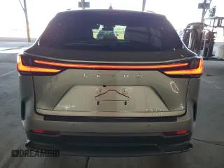 2024 Lexus NX 350 Luxury z VIN 2T2HGCEZXRC036431, wystawiony jako Copart lot #68039004 z przebiegiem 4 746 mil mil oraz Szkoda całkowita • Salvage title. Historia ofert i sprzedaży dostępna na DreamBid. Obrazek 6.