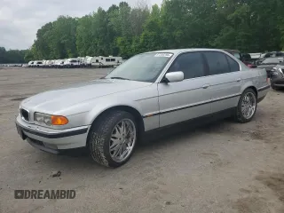 2000 BMW 7 Series 740i z VIN WBAGG8348YDN75777, wystawiony jako Copart lot #57300295 z przebiegiem 119 506 mil mil oraz Czysty tytuł • Clean title. Historia ofert i sprzedaży dostępna na DreamBid. Obrazek 1.
