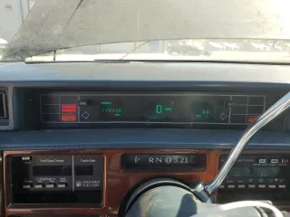 1992 Cadillac Fleetwood z VIN 1G6CB53B4N4301200, wystawiony jako Copart lot #71384554 z przebiegiem 115 430 mil mil oraz Tytuł czysty. Historia ofert i sprzedaży dostępna na DreamBid. Obrazek 9.