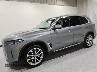 2024 BMW X5 sDrive40i z VIN 5UX13EU07R9U53817, wystawiony jako Copart lot #55535065 z przebiegiem 30 806 mil mil oraz Czysty tytuł • Clean title. Historia ofert i sprzedaży dostępna na DreamBid. Obrazek 1.