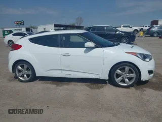 2014 Hyundai Veloster RE:FLEX z VIN KMHTC6AD5EU201168, wystawiony jako IAAI lot #41930766 z przebiegiem 198 909 mil mil oraz . Historia ofert i sprzedaży dostępna na DreamBid. Obrazek 6.