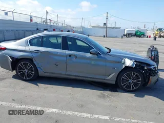 2023 BMW 5 Series 530e z VIN WBA13AG00PCM10164, wystawiony jako IAAI lot #42406603 z przebiegiem 26 770 mil mil oraz . Historia ofert i sprzedaży dostępna na DreamBid. Obrazek 13.
