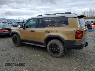 2024 Toyota Land Cruiser z VIN JTEABFAJ8RK010961, wystawiony jako Copart lot #45733885 z przebiegiem 3 013 mil mil oraz Szkoda całkowita • Salvage title. Historia ofert i sprzedaży dostępna na DreamBid. Obrazek 2.