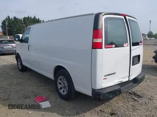 2010 Chevrolet Express Cargo z VIN 1GCUGADX3A1150240, wystawiony jako IAAI lot #42081426 z przebiegiem 533 686 mil mil oraz . Historia ofert i sprzedaży dostępna na DreamBid. Obrazek 3.