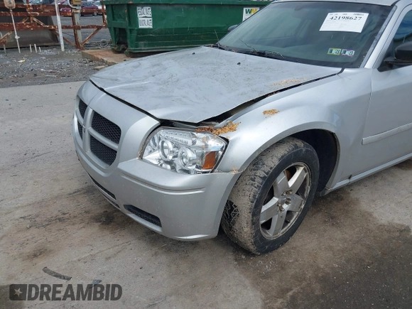 2005 Dodge Magnum SXT z VIN 2D4GZ48V358579406, wystawiony jako IAAI lot #42198627 z przebiegiem 264 473 mil mil oraz . Historia ofert i sprzedaży dostępna na DreamBid. Obrazek 6.