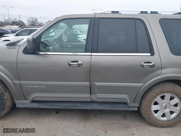 2004 Lincoln Navigator Luxury with VIN 5LMFU27RX4LJ41623, listed as a IAAI auction lot 41565114 with 214,590 mi miles. Bid and sale history available at carsss.com. Image 14.