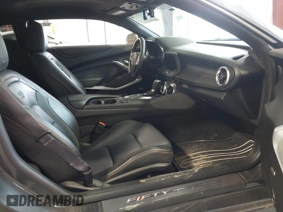 2017 Chevrolet Camaro 2SS z VIN 1G1FH1R78H0101803, wystawiony jako IAAI lot #42331031 z przebiegiem 83 150 mil mil oraz . Historia ofert i sprzedaży dostępna na DreamBid. Obrazek 5.