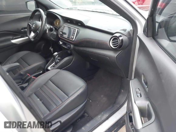 2020 Nissan Kicks SR z VIN 3N1CP5DV0LL567475, wystawiony jako IAAI lot #41437058 z przebiegiem 46 286 mil mil oraz . Historia ofert i sprzedaży dostępna na DreamBid. Obrazek 5.