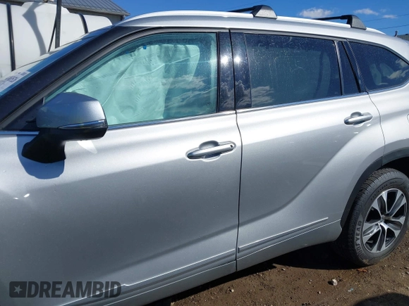 2022 Toyota Highlander XLE with VIN 5TDGZRBH4NS575217, listed as a IAAI auction lot 41863526 with 67,324 mi miles and . Bid and sale history available at DreamBid. Image 14.