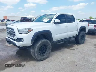 2017 Toyota Tacoma SR5 z VIN 5TFCZ5AN9HX070030, wystawiony jako IAAI lot #42212141 z przebiegiem 92 291 mil mil oraz . Historia ofert i sprzedaży dostępna na DreamBid. Obrazek 17.