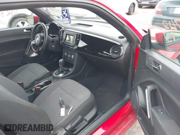2019 Volkswagen Beetle S с VIN 3VWFD7AT0KM720833, выставлен на аукционе IAAI как лот 40231743 с пробегом 38 227 миль миль и . История ставок и продаж доступна на DreamBid. Изображение 5.