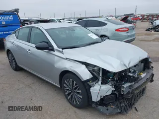 2025 Nissan Altima SV z VIN 1N4BL4DV8SN378768, wystawiony jako IAAI lot #42420246 z przebiegiem 8 121 mil mil oraz . Historia ofert i sprzedaży dostępna na DreamBid. Obrazek 1.
