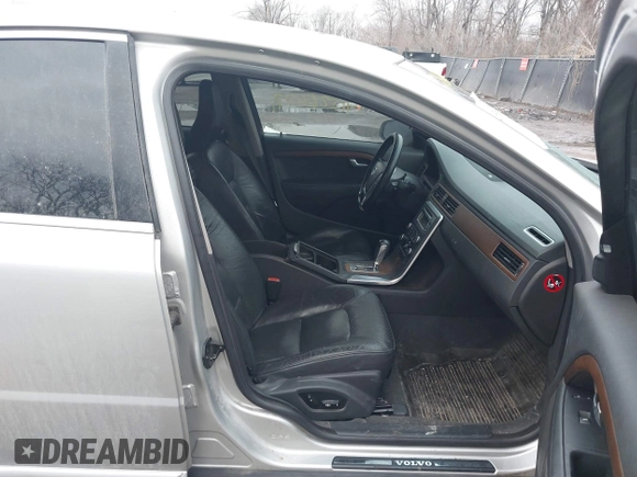 2010 Volvo S80 I6 Turbo with VIN YV1992AHXA1129771, listed as a IAAI auction lot 41526677 with 236,774 mi miles. Bid and sale history available at carsss.com. Image 5.