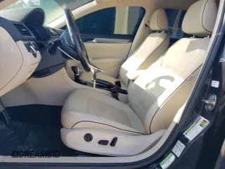 2018 Volkswagen Passat S z VIN 1VWAA7A3XJC045947, wystawiony jako Copart lot #51825425 z przebiegiem 74 687 mil mil oraz Szkoda całkowita • Salvage title. Historia ofert i sprzedaży dostępna na DreamBid. Obrazek 7.