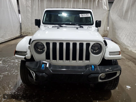 2023 Jeep Wrangler Sahara z VIN 1C4JJXP61PW696072, wystawiony jako Copart lot #57859545 z przebiegiem 42 136 mil mil oraz Czysty tytuł • Clean title. Historia ofert i sprzedaży dostępna na DreamBid. Obrazek 5.