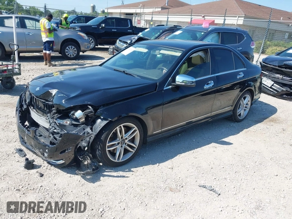2013 Mercedes-Benz C 300 Sport z VIN WDDGF8AB7DR286299, wystawiony jako IAAI lot #42646185 z przebiegiem 108 569 mil mil oraz . Historia ofert i sprzedaży dostępna na DreamBid. Obrazek 2.