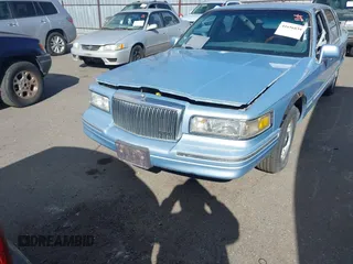1997 Lincoln Town Car Executive z VIN 1LNLM81W4VY750458, wystawiony jako IAAI lot #41656839 z przebiegiem 150 569 mil mil oraz . Historia ofert i sprzedaży dostępna na DreamBid. Obrazek 6.