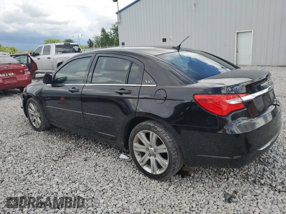 2013 Chrysler 200 Touring z VIN 1C3CCBBB4DN656469, wystawiony jako Copart lot #56731935 z przebiegiem 184 137 mil mil oraz Szkoda całkowita • Salvage title. Historia ofert i sprzedaży dostępna na DreamBid. Obrazek 2.