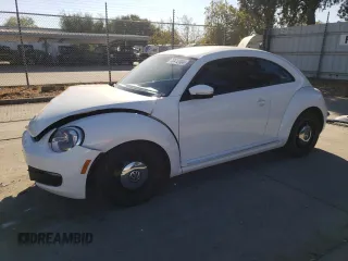 2014 Volkswagen Beetle 1.8T z VIN 3VWJ17ATXEM663189, wystawiony jako Copart lot #73412404 z przebiegiem 124 215 mil mil oraz Szkoda całkowita • Salvage title. Historia ofert i sprzedaży dostępna na DreamBid. Obrazek 1.